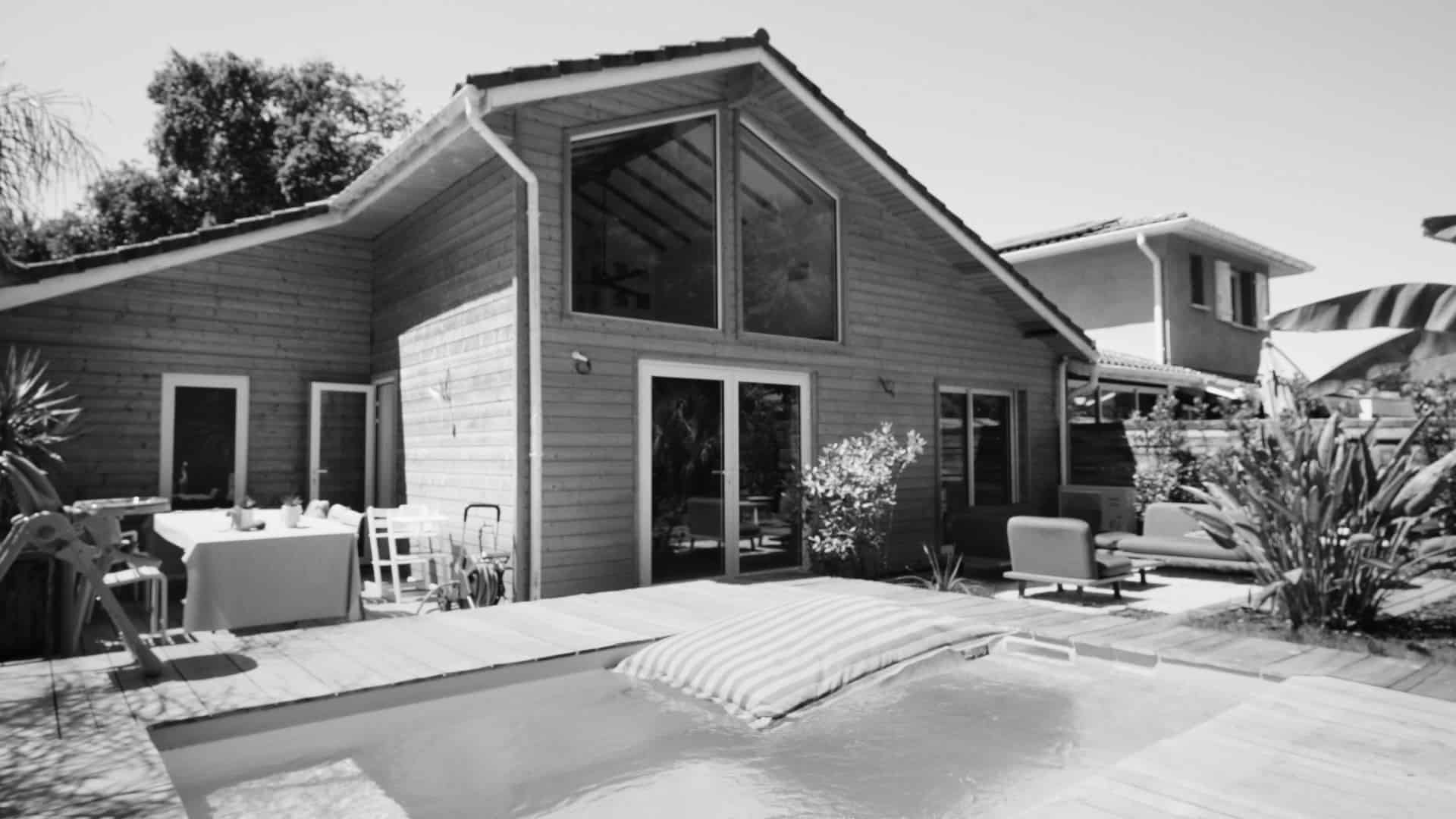 Photo en noir et blanc d'une villa et d'une piscine