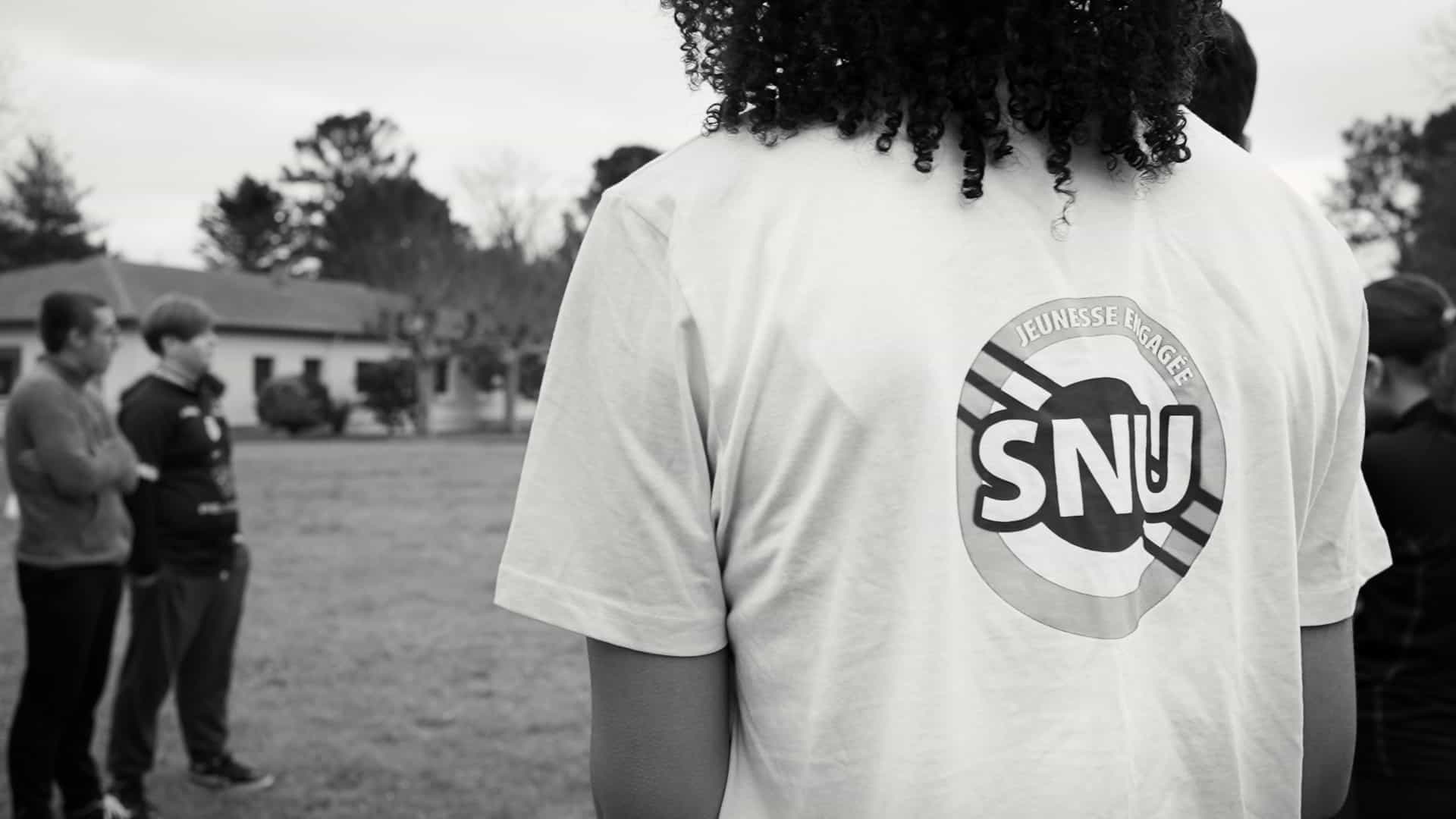 Photo d'une jeune fille de dos portant un t-shirt SNU